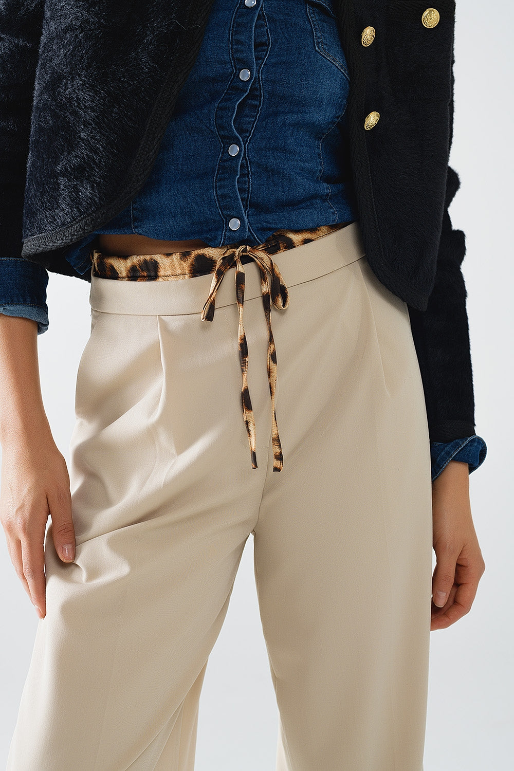 Pantalón largo plisado beige con detalle de leopardo en la cintura