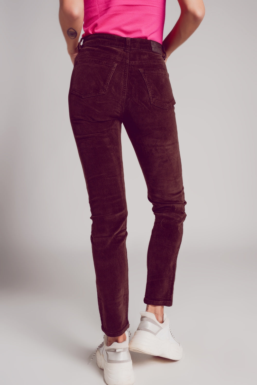 Pantalon marron chocolate corte pitillo de pana