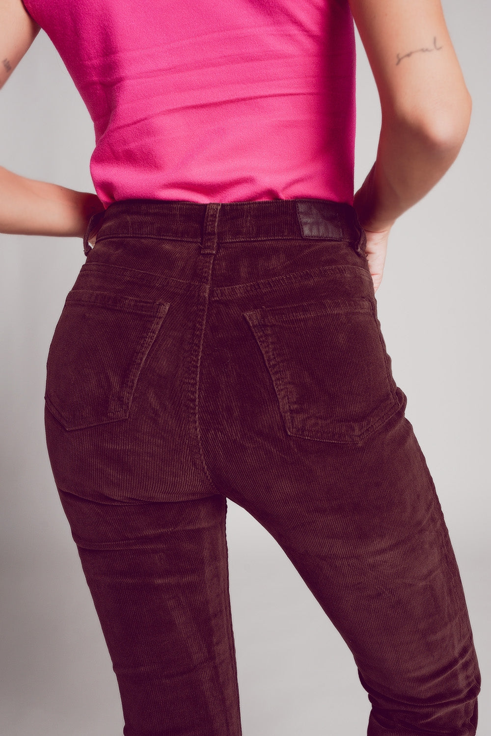 Pantalon marron chocolate corte pitillo de pana
