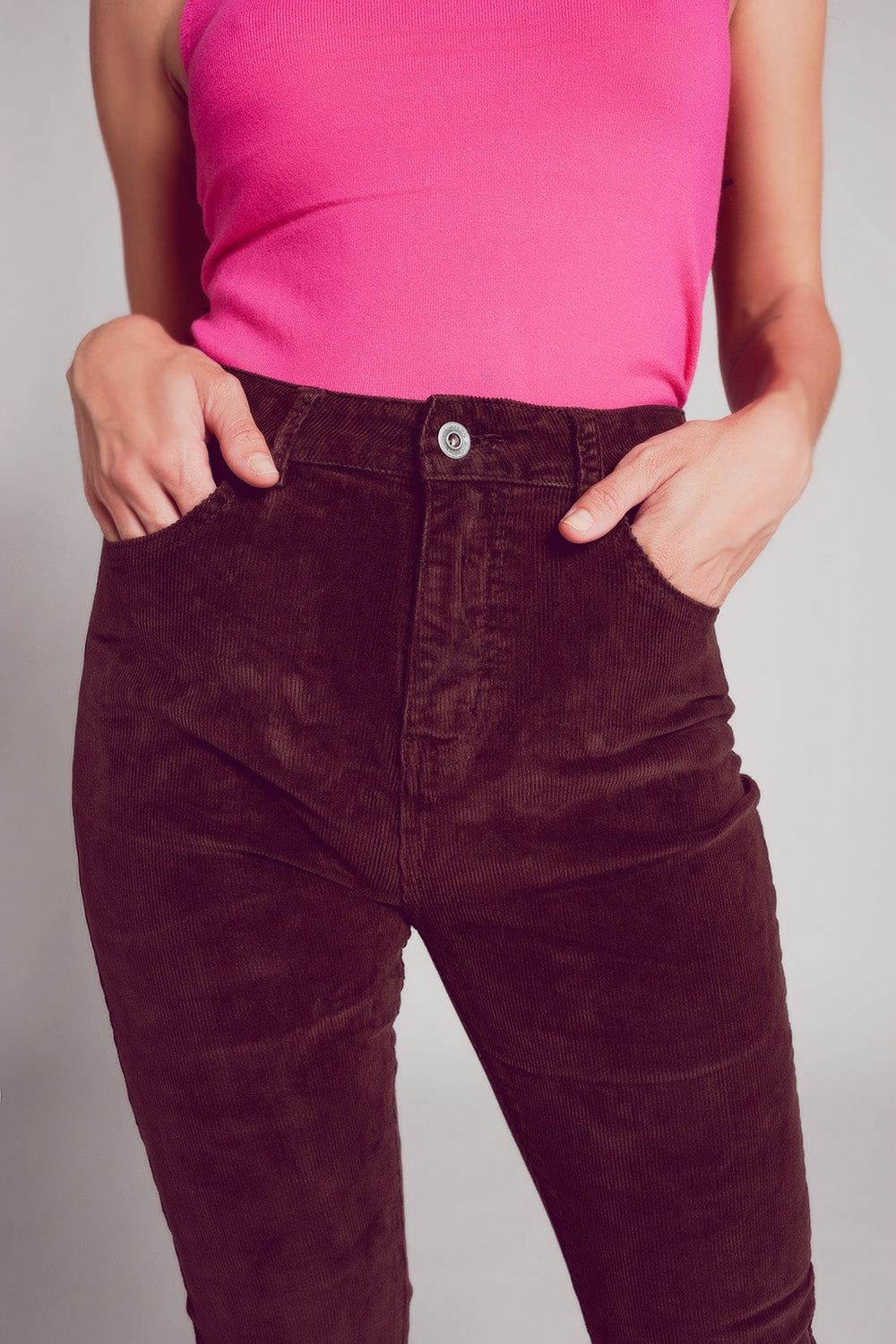 Pantalon marron chocolate corte pitillo de pana