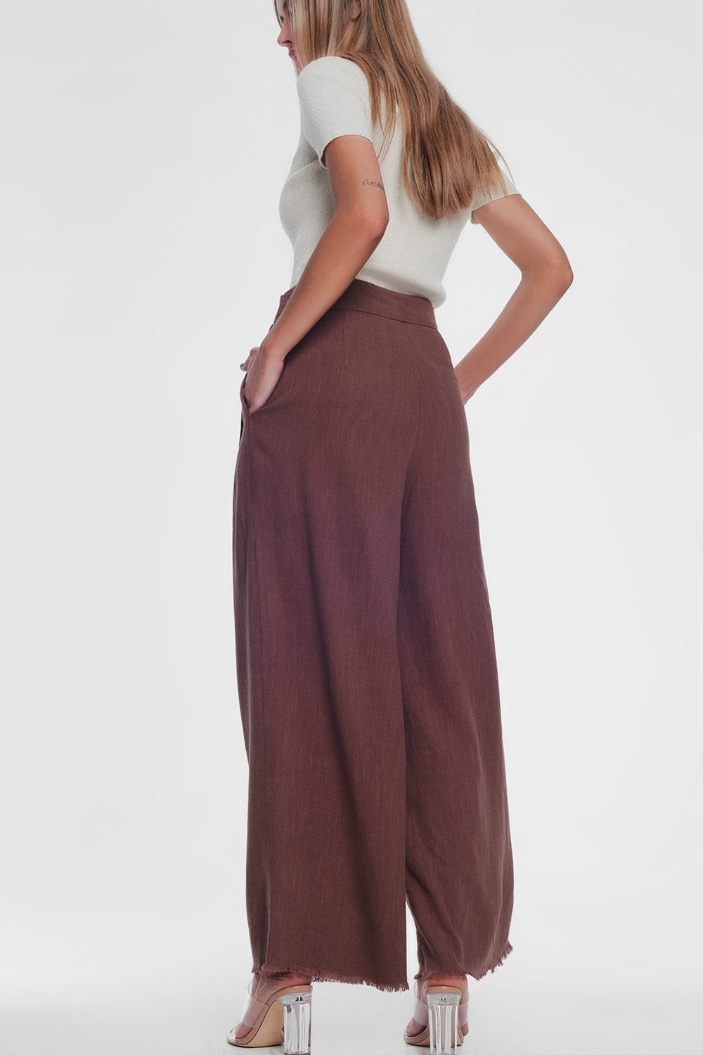 Pantalón marron de pernera ancha y talle alto con cinturón