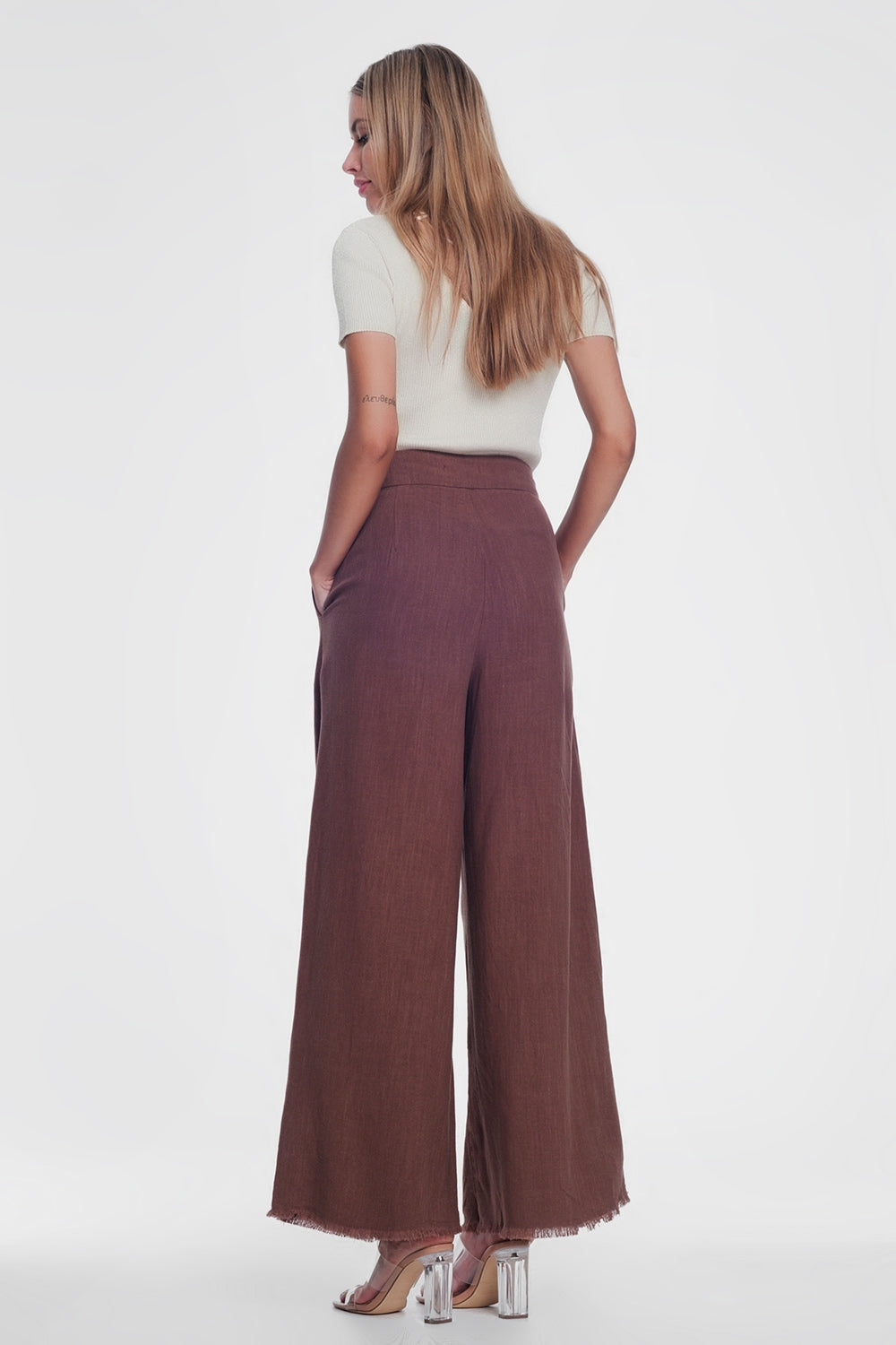 Pantalón marron de pernera ancha y talle alto con cinturón
