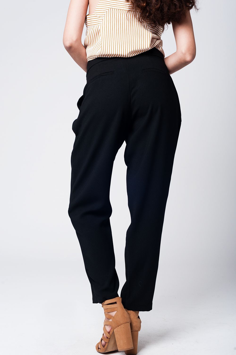 Pantalón negro con pernera ancha y detalle en la cintura