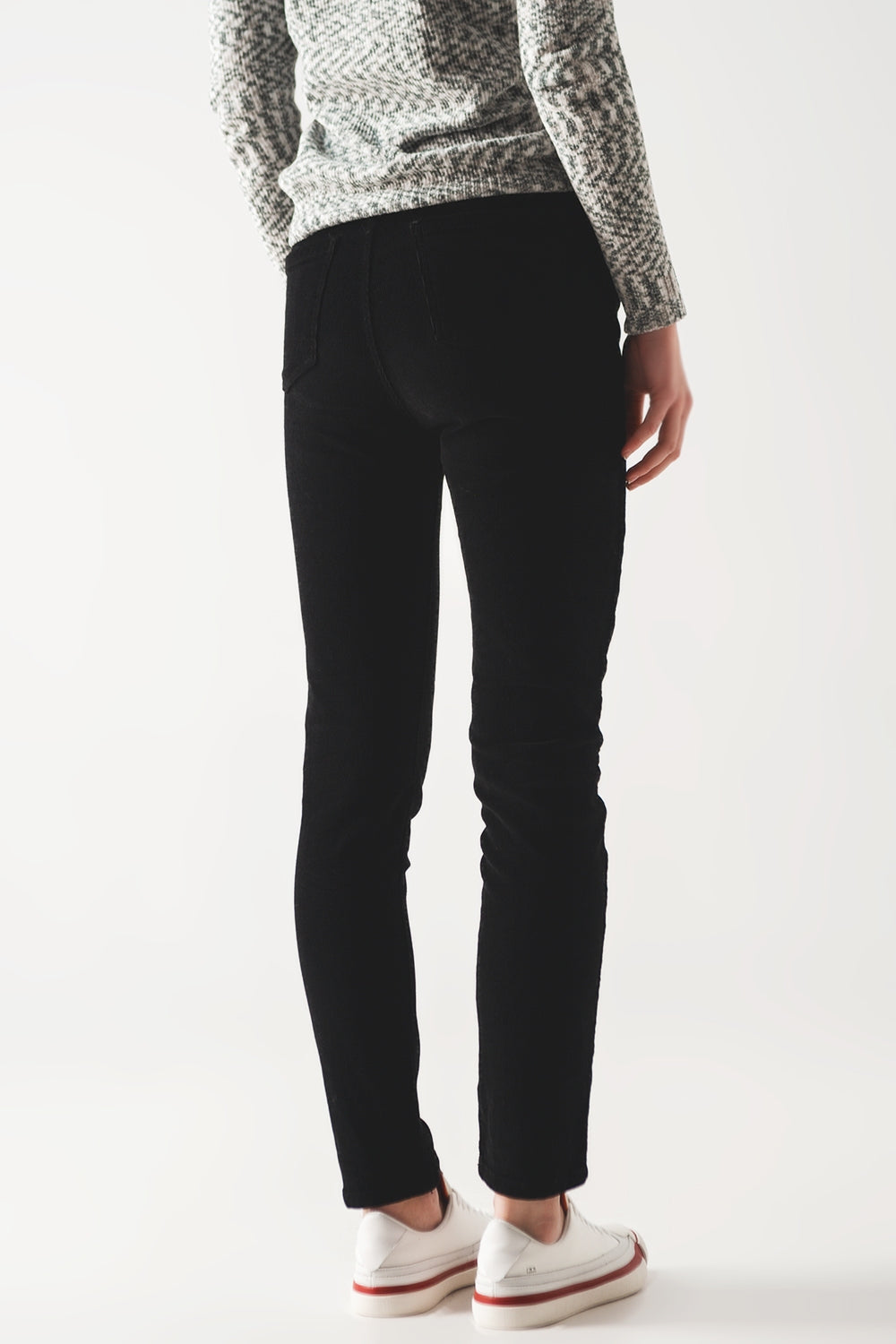 Pantalon negro corte pitillo de pana