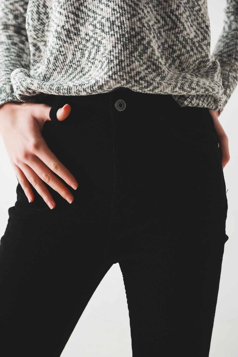 Pantalon negro corte pitillo de pana