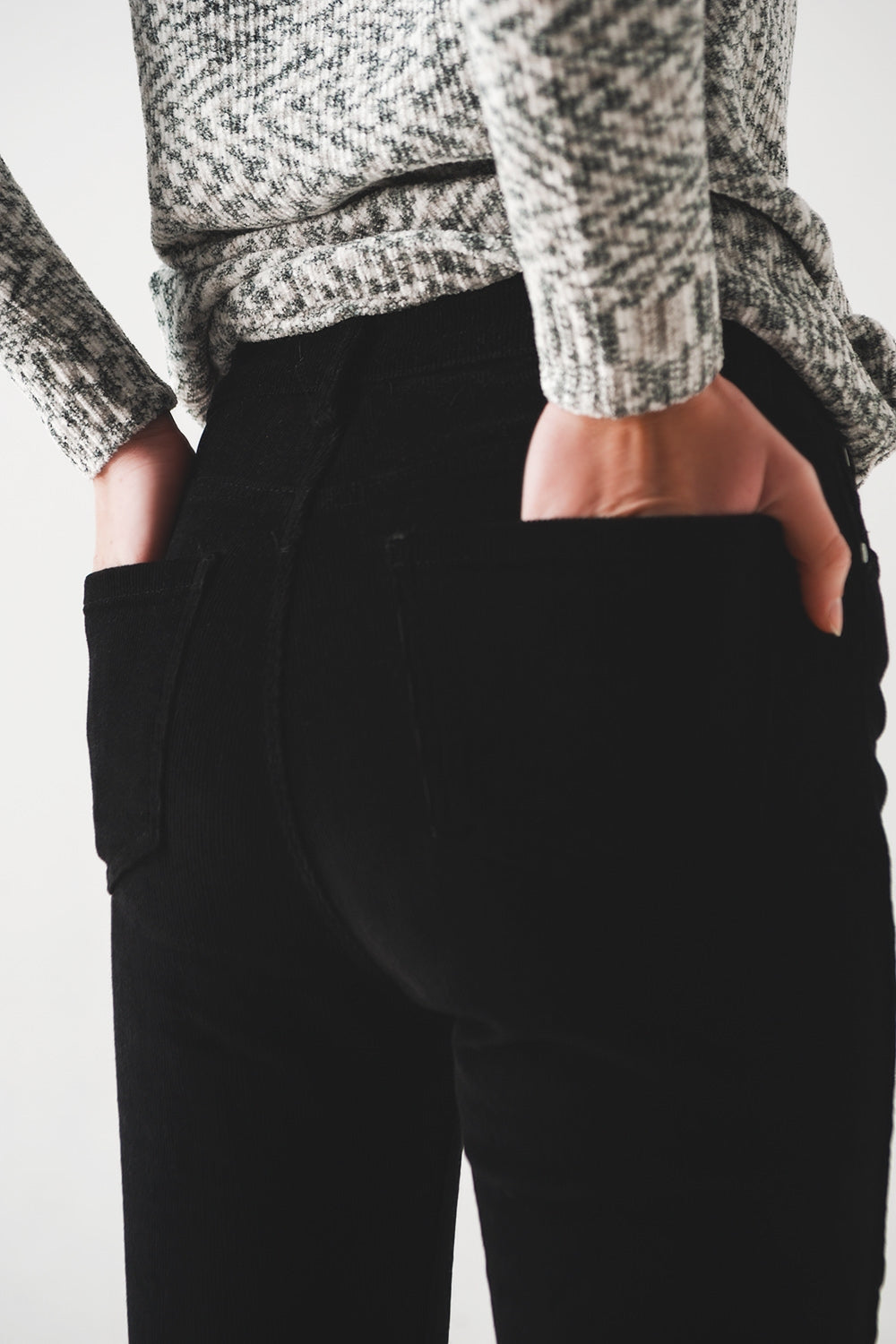 Pantalon negro corte pitillo de pana