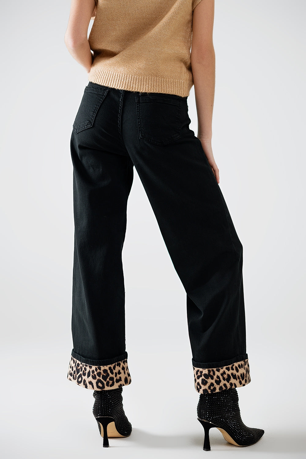 Pantalón negro de pata ancha con estampado de leopardo en el bajo