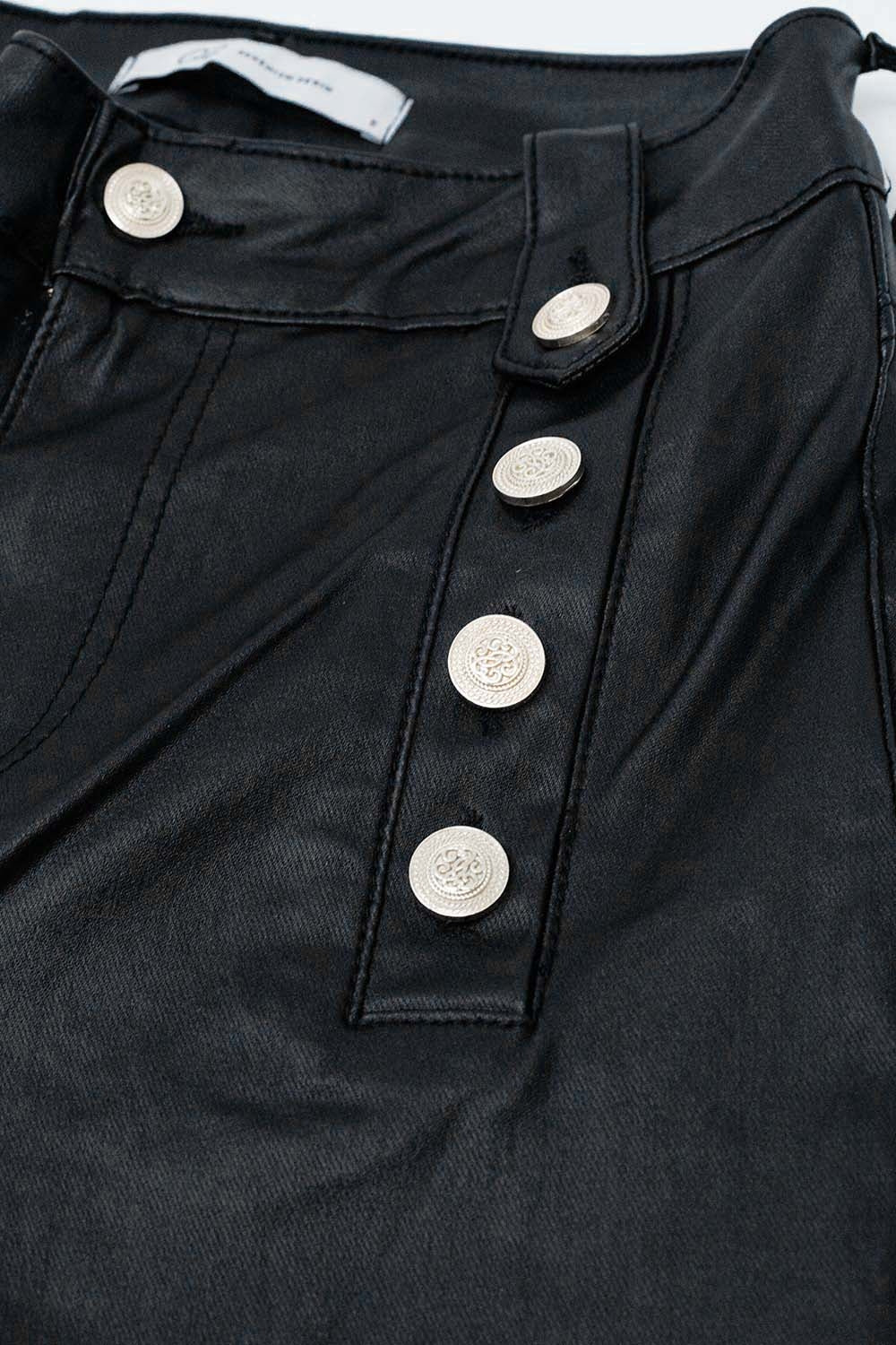 Pantalón negro de piel sintética con botones
