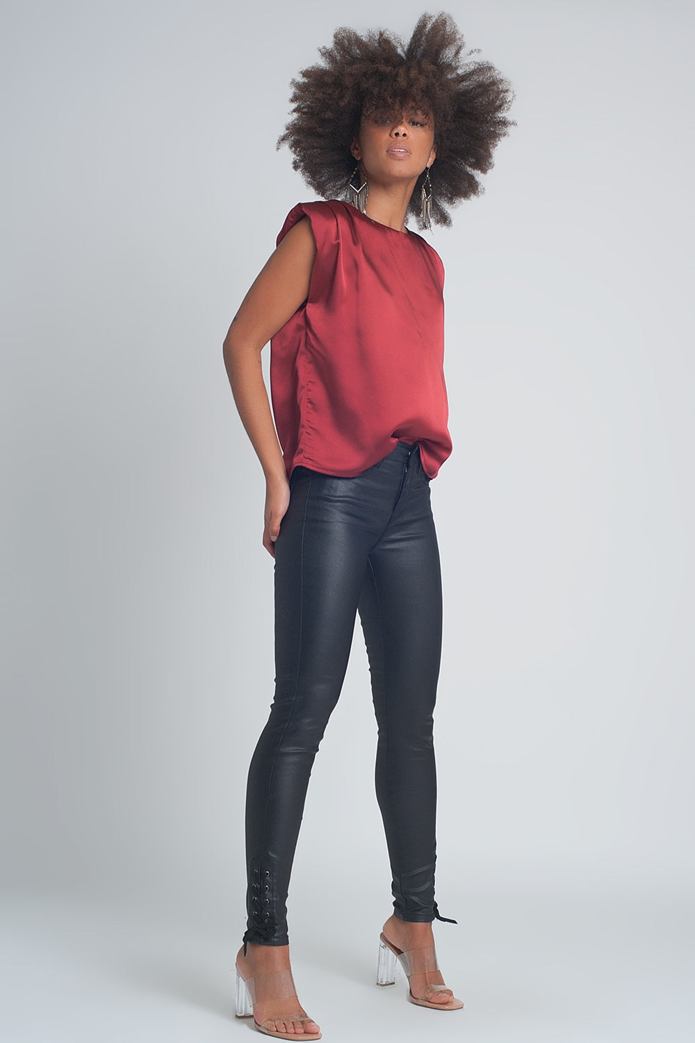 Pantalon negro efecto cuero con bajo acordonado