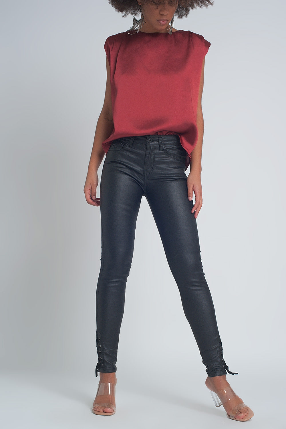 Pantalon negro efecto cuero con bajo acordonado