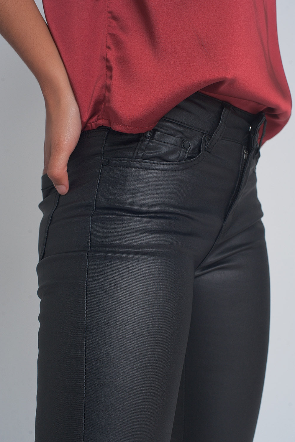 Pantalon negro efecto cuero con bajo acordonado