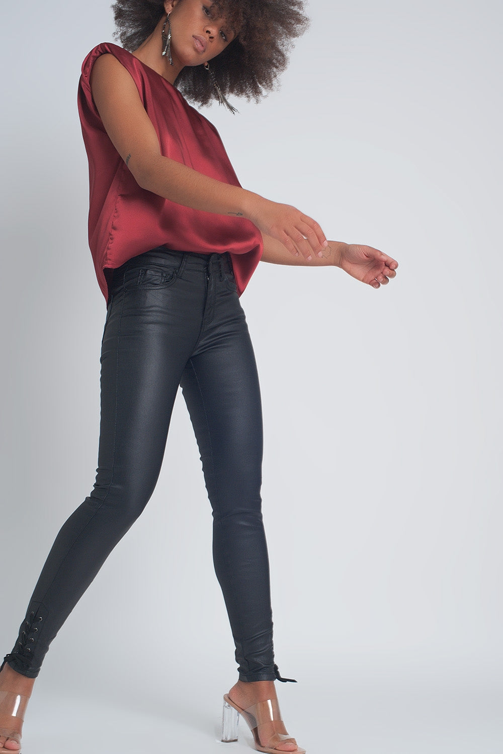 Pantalon negro efecto cuero con bajo acordonado