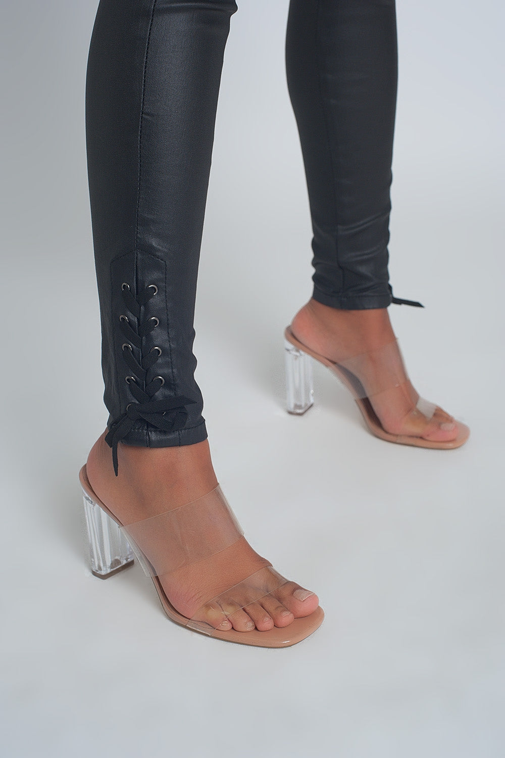 Pantalon negro efecto cuero con bajo acordonado