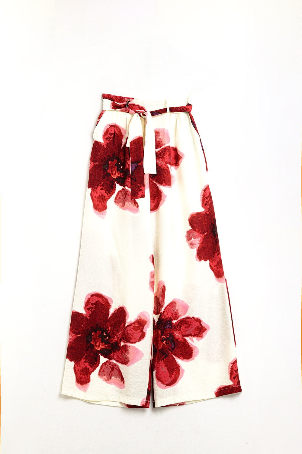 Pantalón palazzo beige con estampado de flores tropicales rojas y cinturón a juego