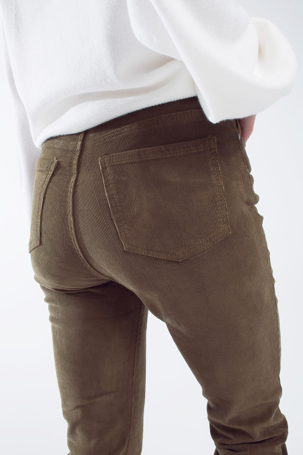Pantalón pitillo de pana en verde oliva
