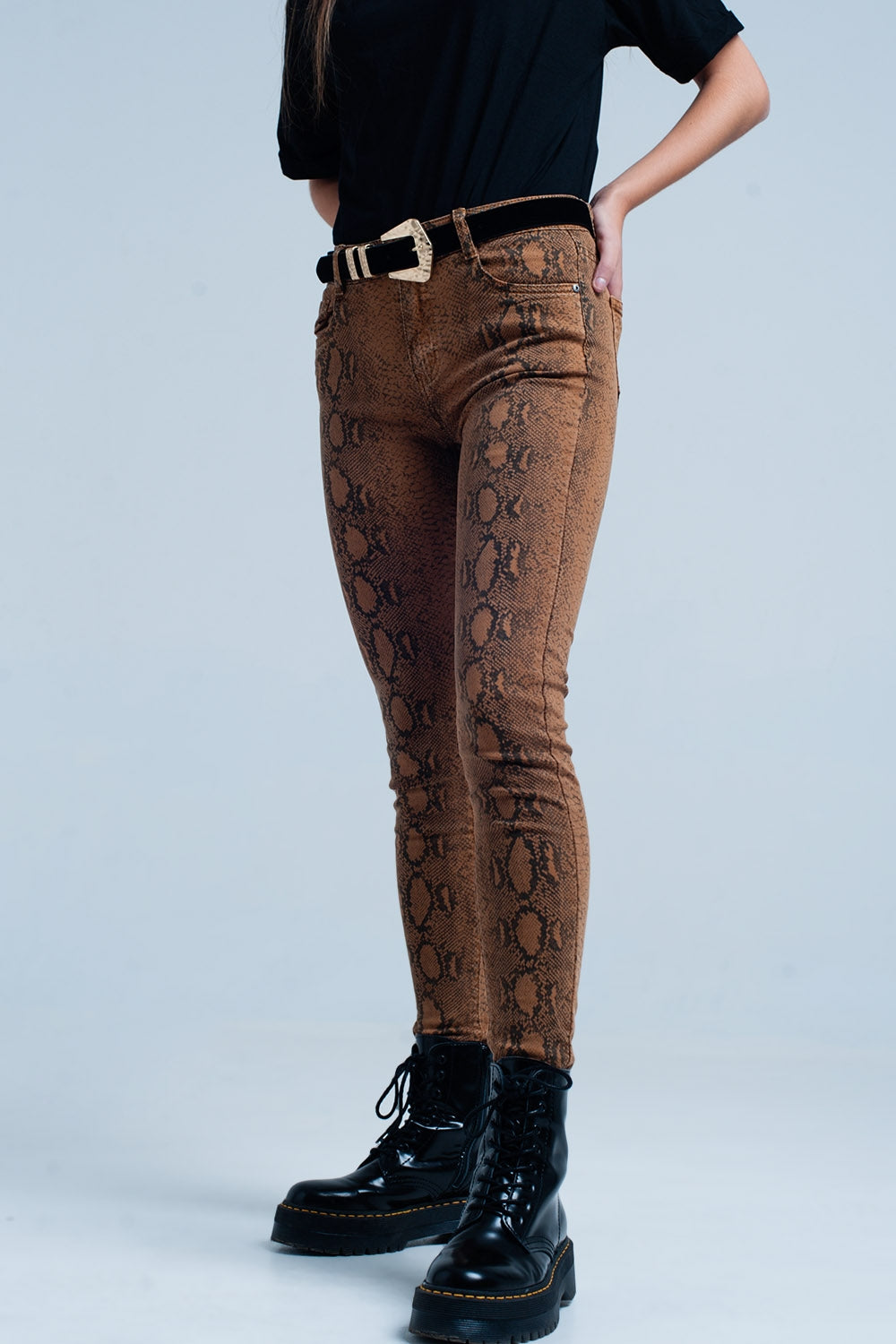 Q2 Pantalon pitillo naranja con estampado de serpiente