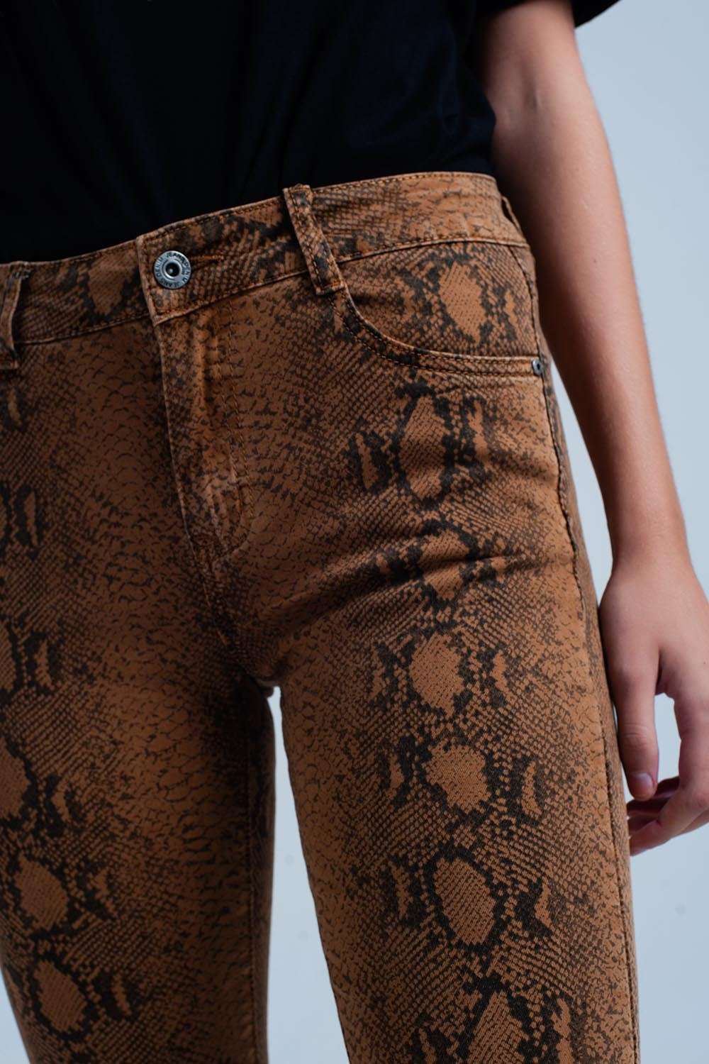Pantalon pitillo naranja con estampado de serpiente