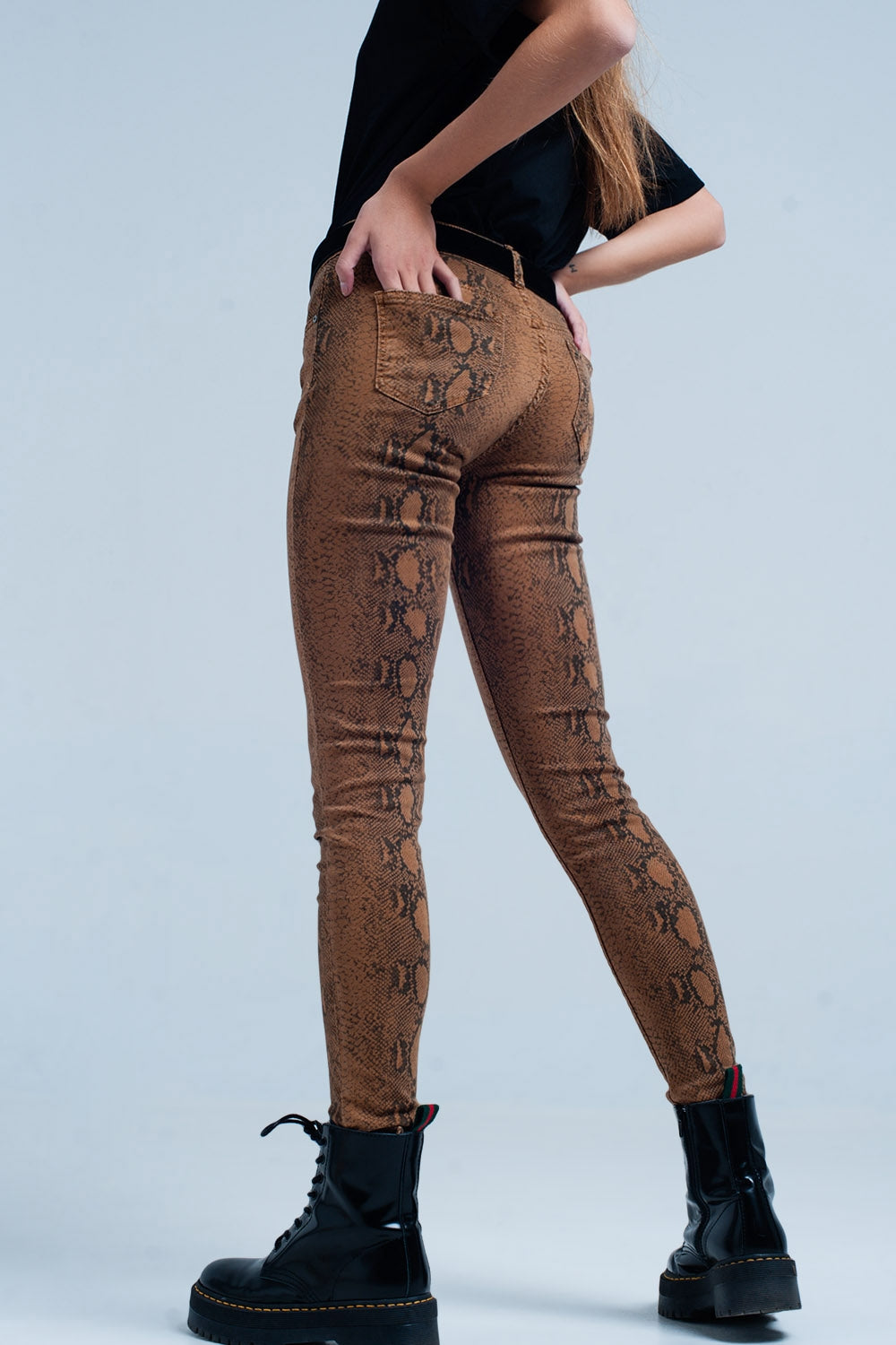Pantalon pitillo naranja con estampado de serpiente