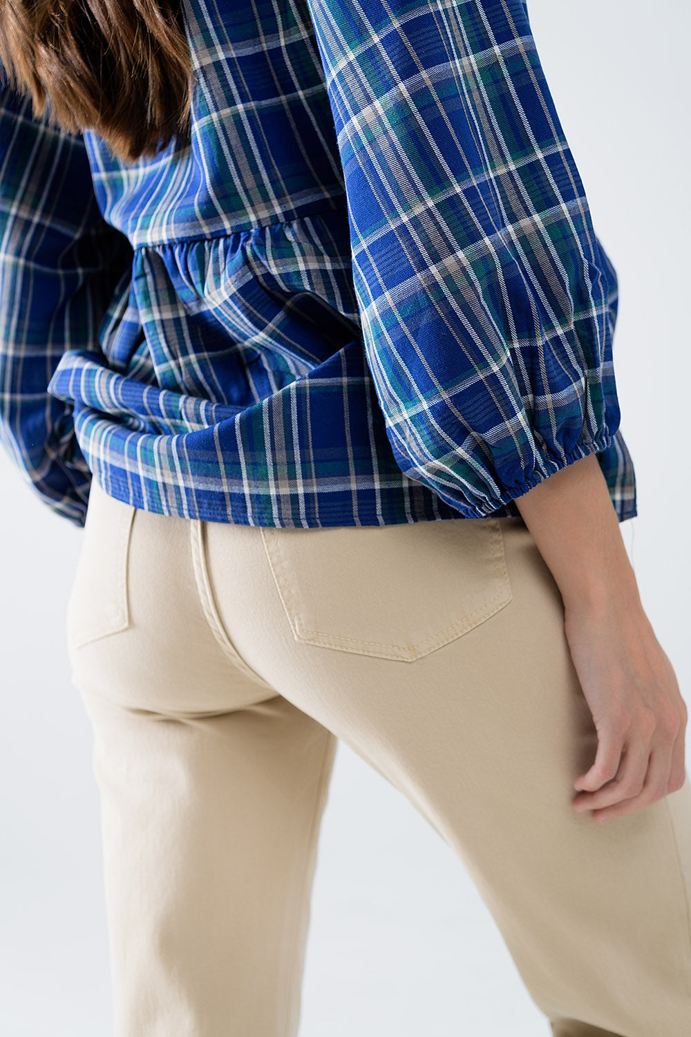 Pantalón recto con bajo recortado en beige oscuro