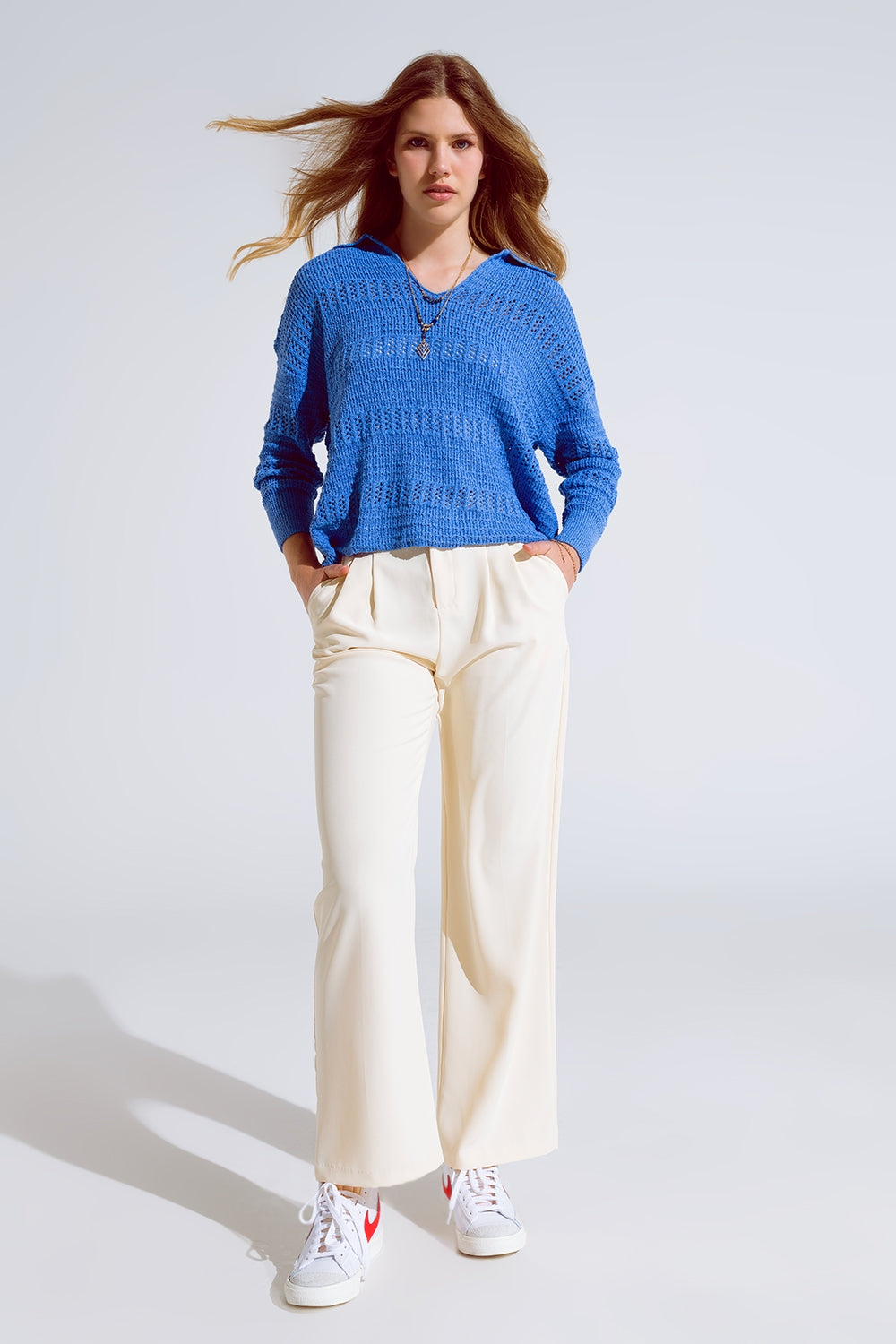 Pantalón recto con bolsillos laterales y pinzas en color crema