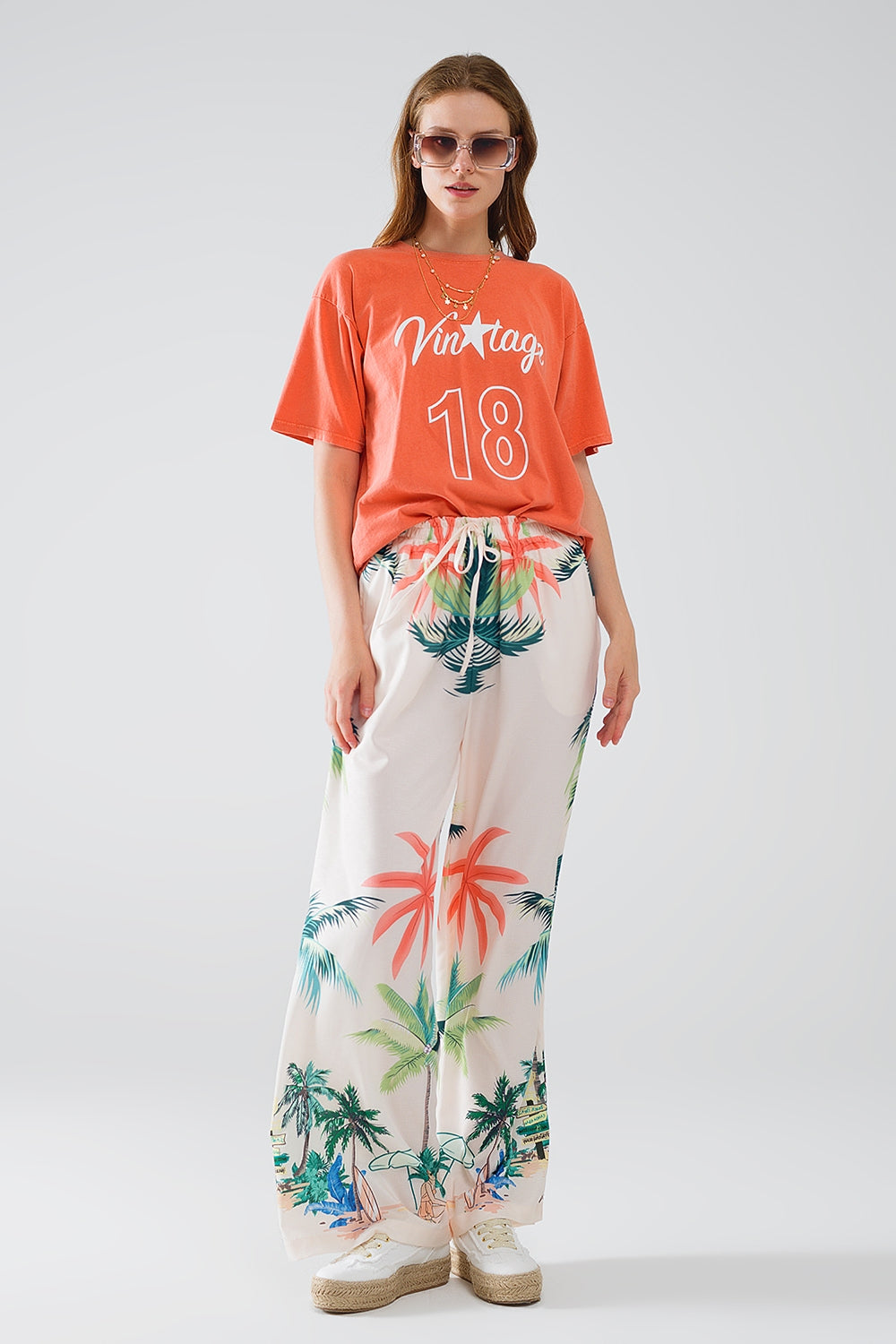 Pantalón recto crema con estampado playero y cintura elástica