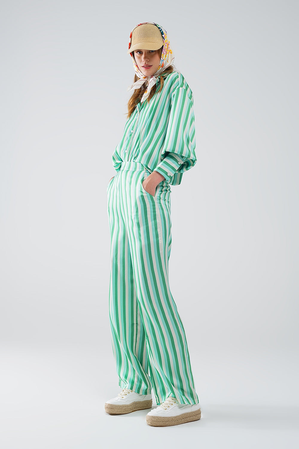 Pantalón recto de rayas verticales en verde de raso