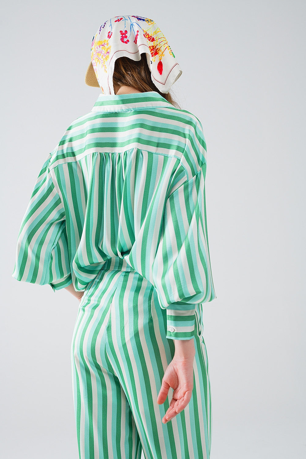 Pantalón recto de rayas verticales en verde de raso