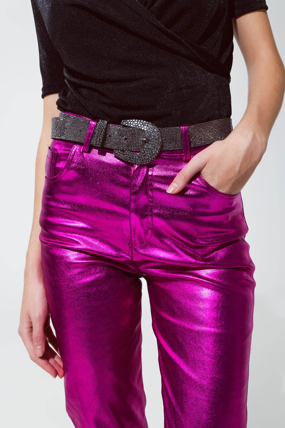 Pantalón recto metalizado en fucsia