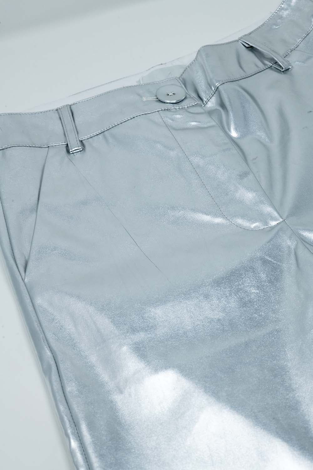 Pantalón recto metalizado en plata