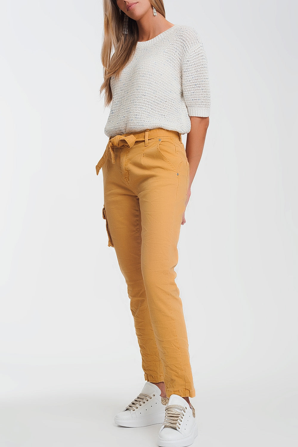 Pantalon recto mostaza con bolsillos y cinturon