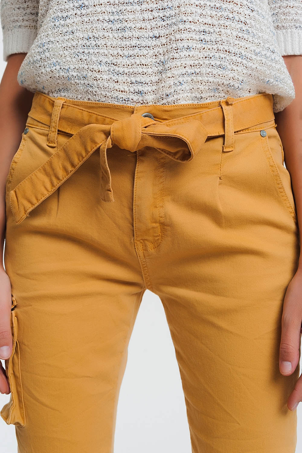 Pantalon recto mostaza con bolsillos y cinturon