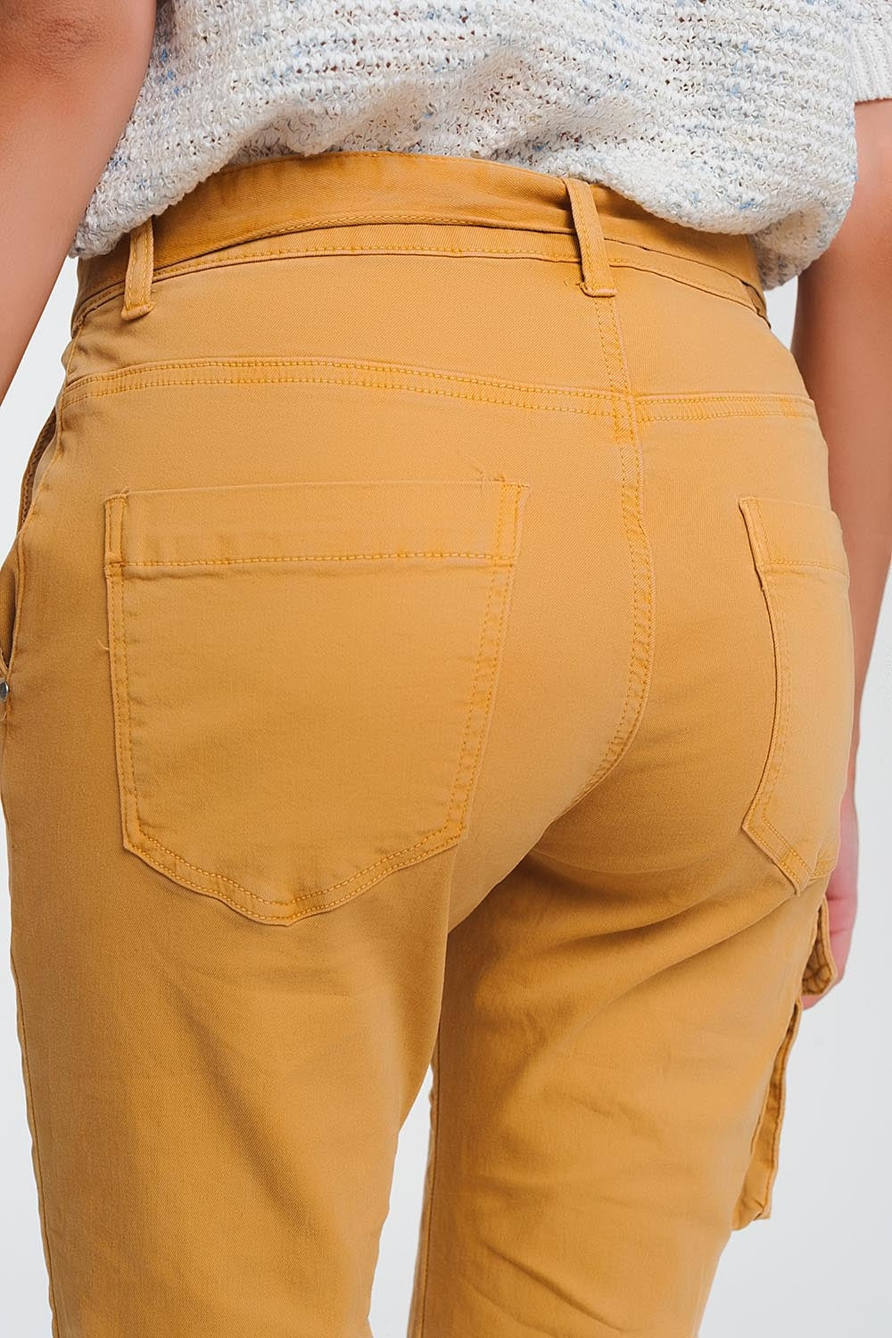 Pantalon recto mostaza con bolsillos y cinturon