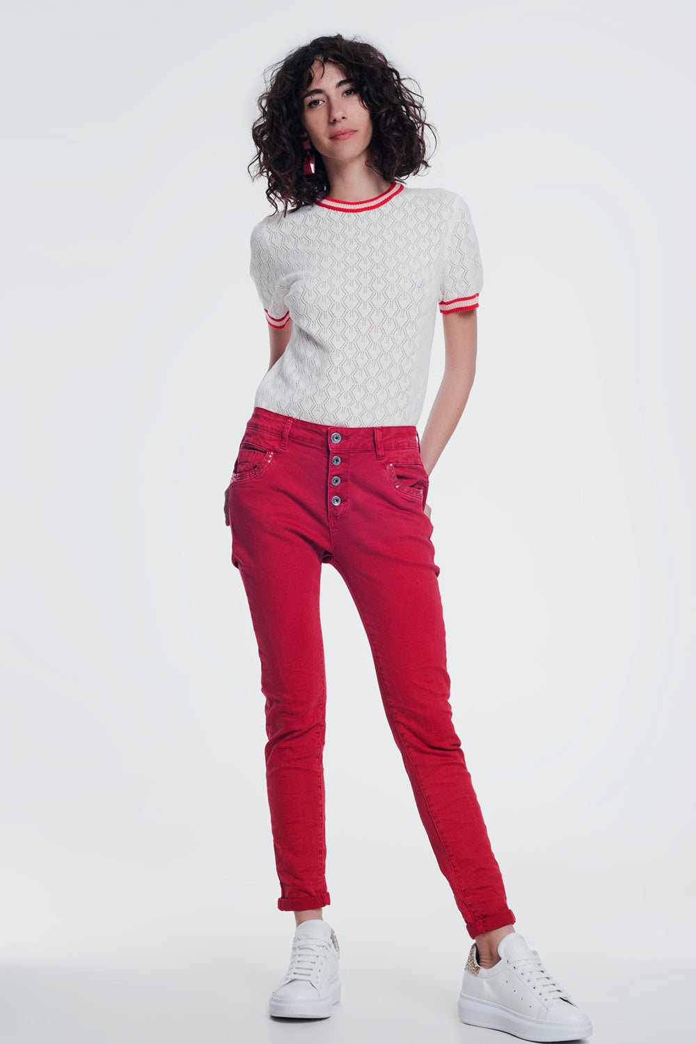 Pantalon rojo boyfriend con detalles en bolsillo de lentejuelas