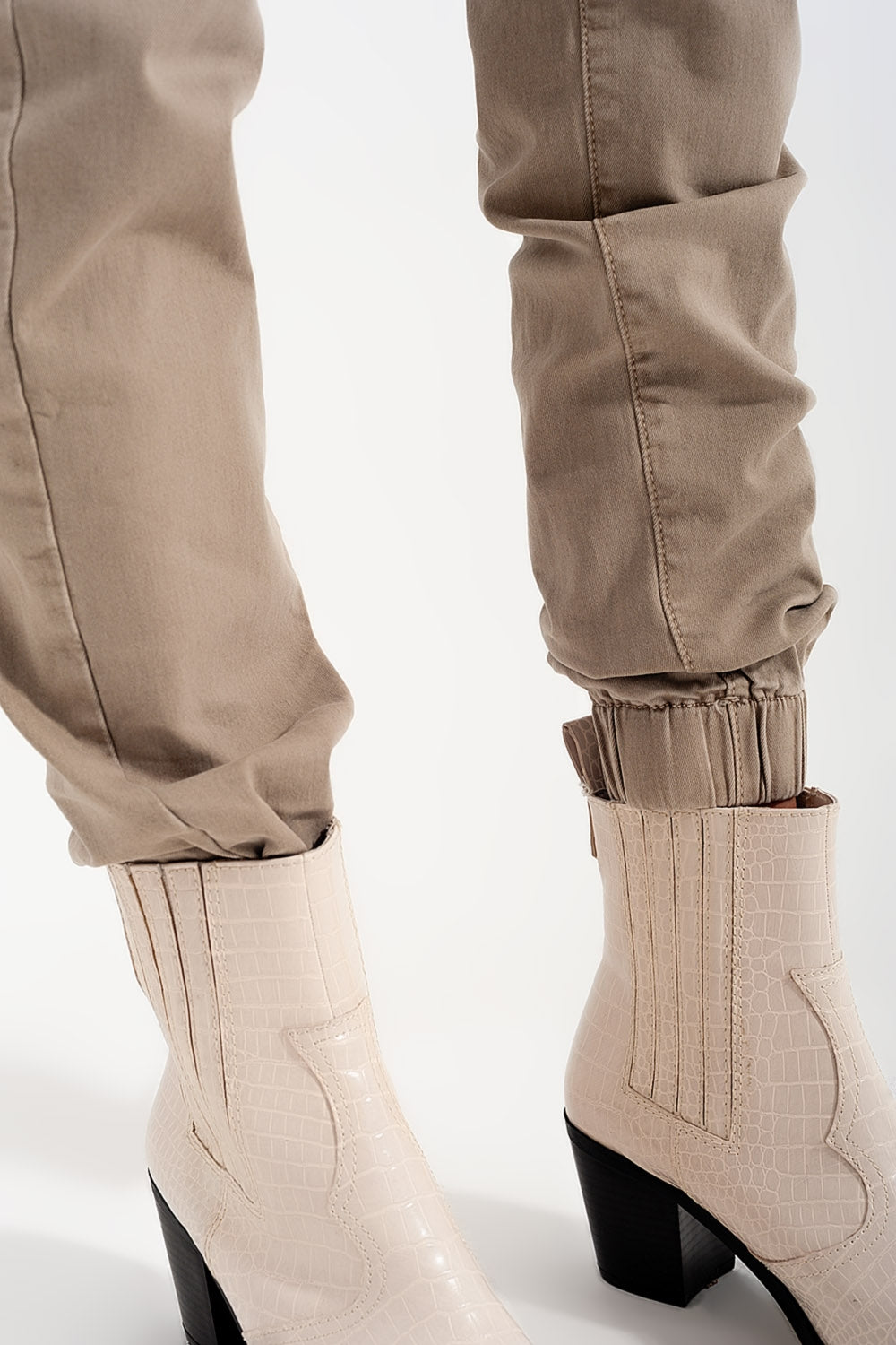 Pantalón utilitario con puños y cadena en beige