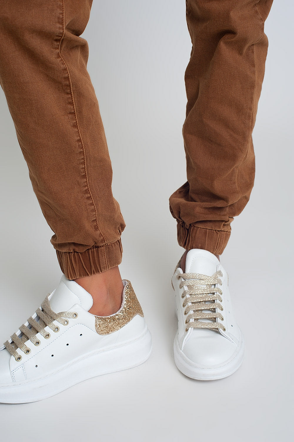 Pantalón utilitario con puños y cadena en marrón