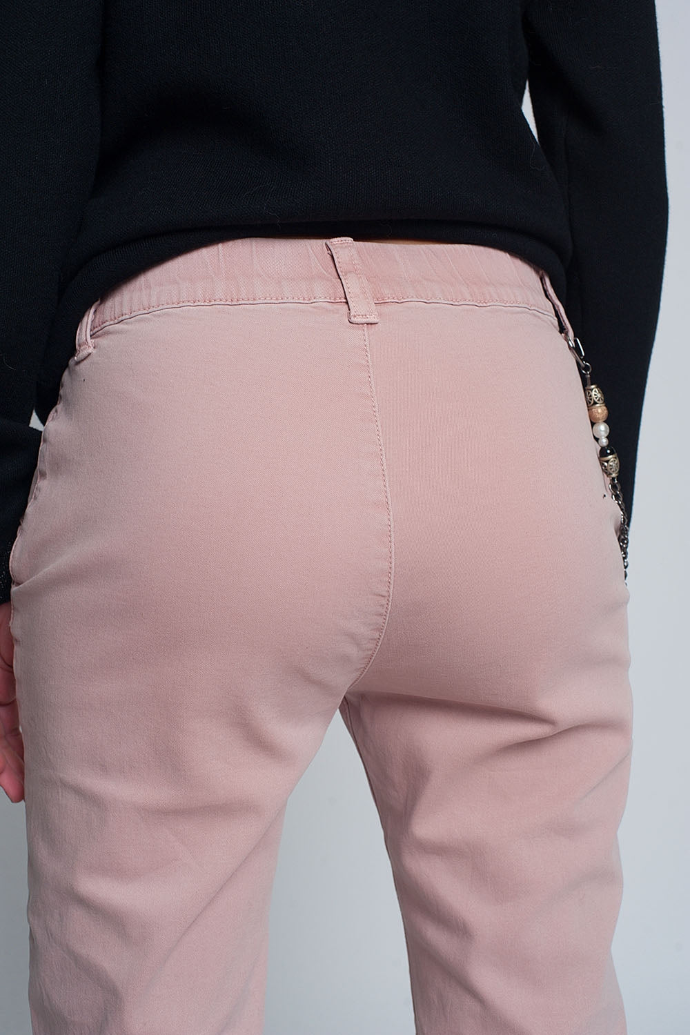 Pantalón utilitario con puños y cadena en rosa