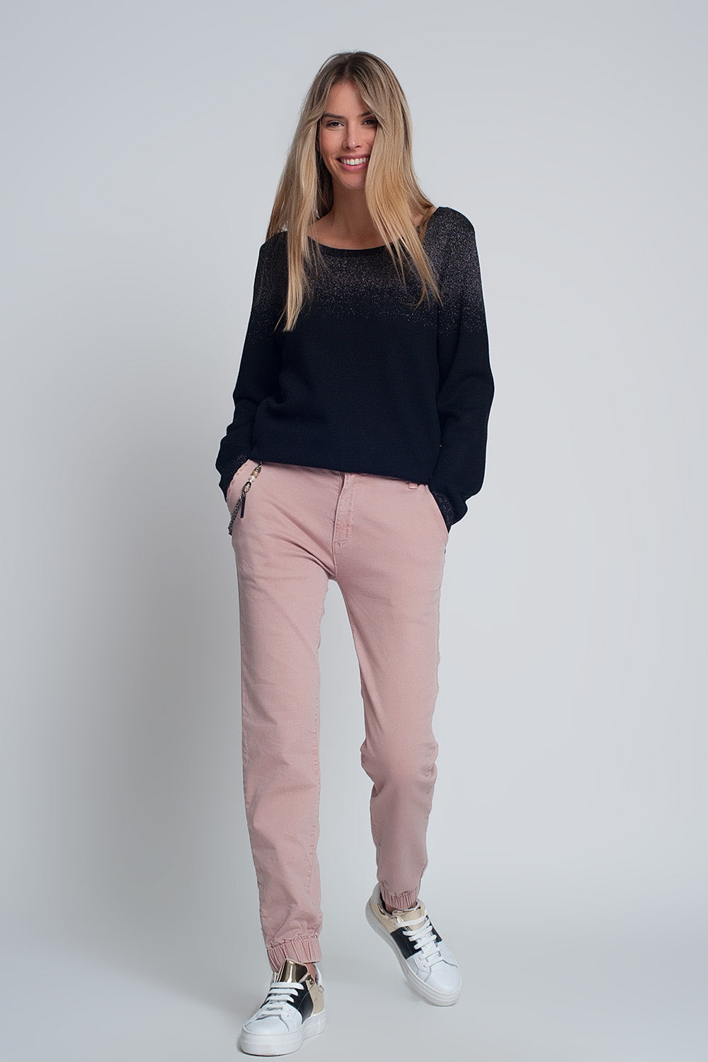 Pantalón utilitario con puños y cadena en rosa