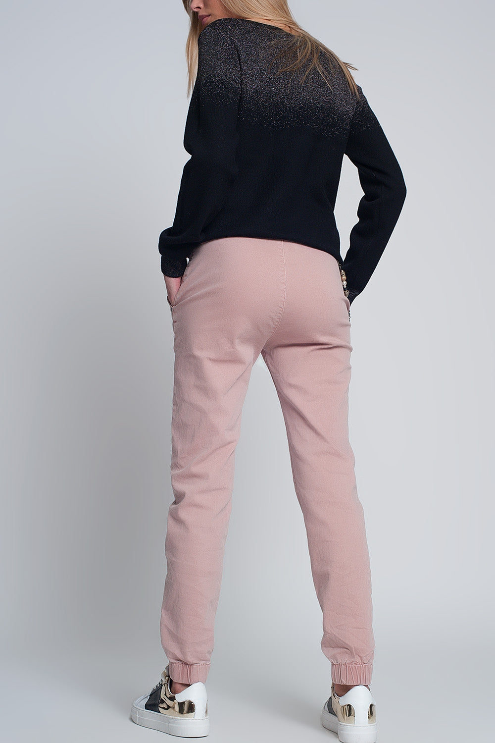Pantalón utilitario con puños y cadena en rosa
