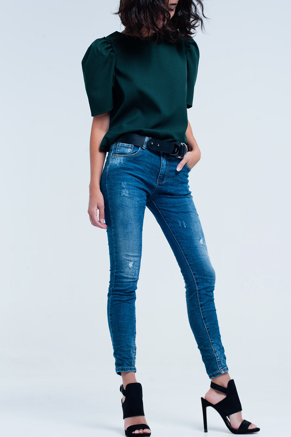 Pantalon vaquero ajustado con rasgaduras