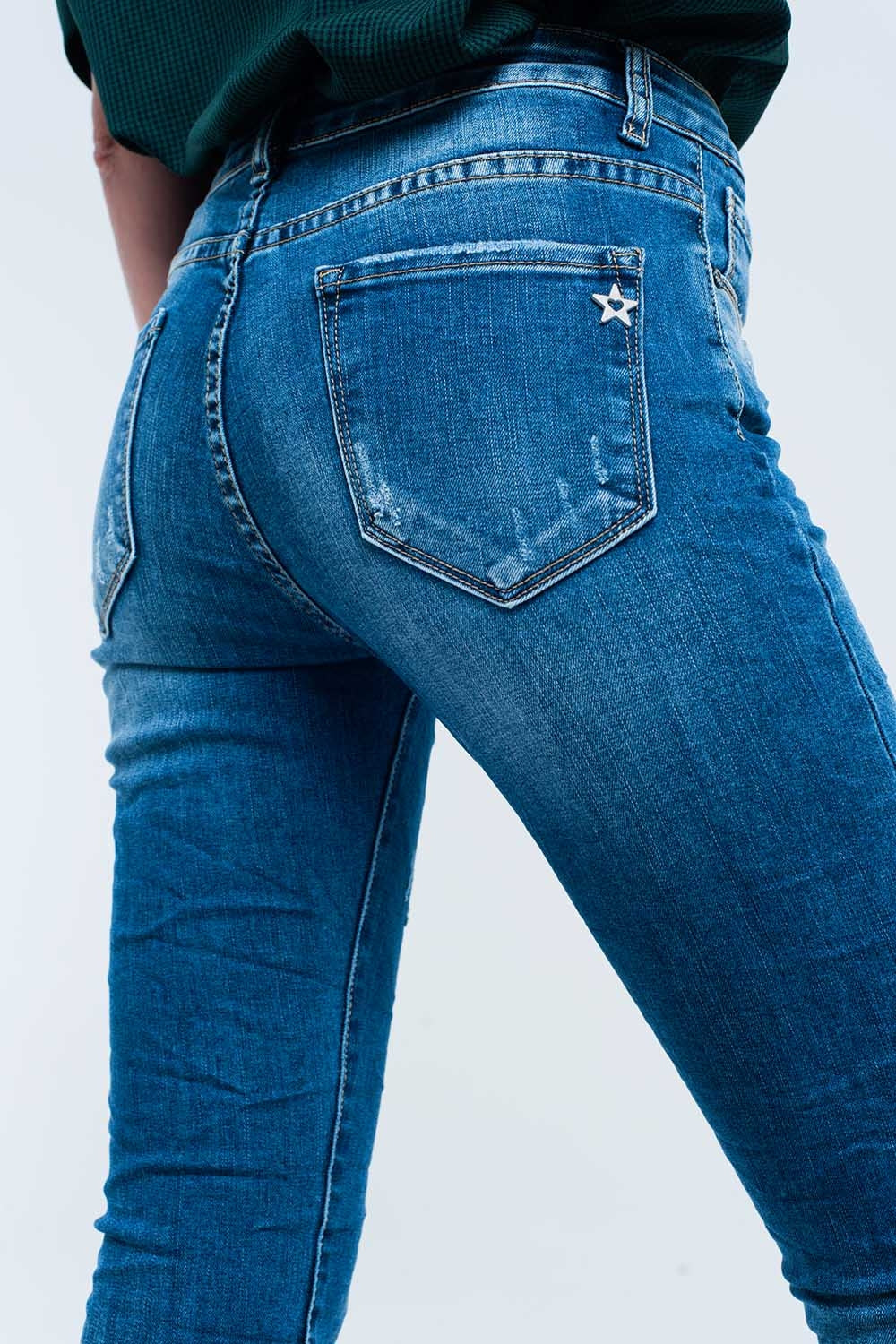Pantalon vaquero ajustado con rasgaduras
