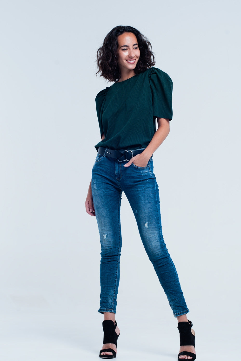 Pantalon vaquero ajustado con rasgaduras