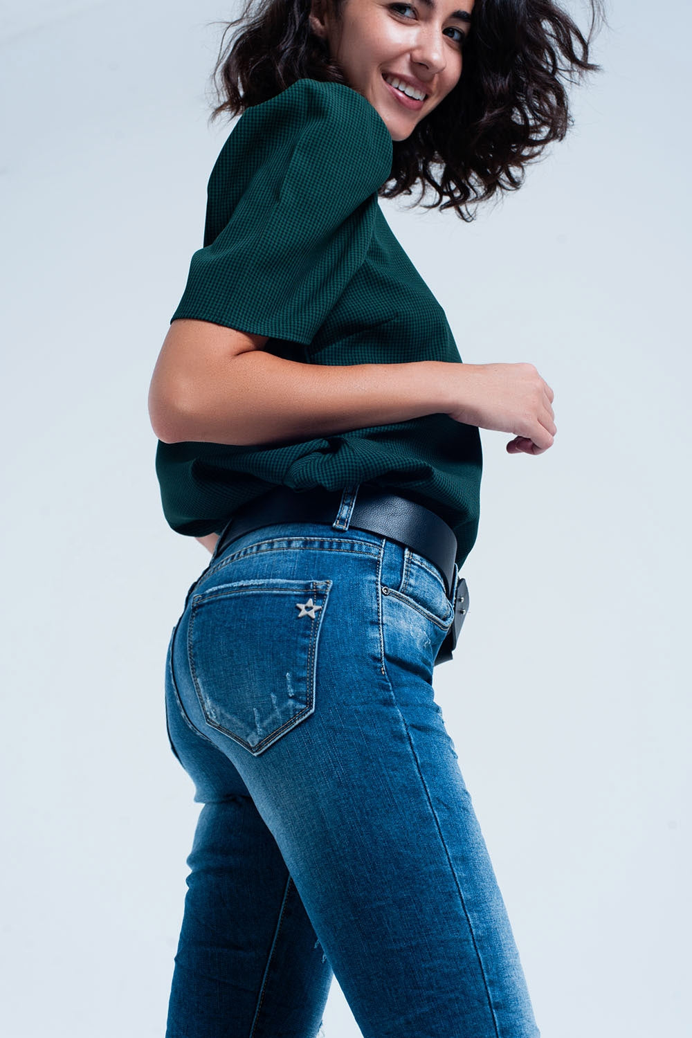 Pantalon vaquero ajustado con rasgaduras