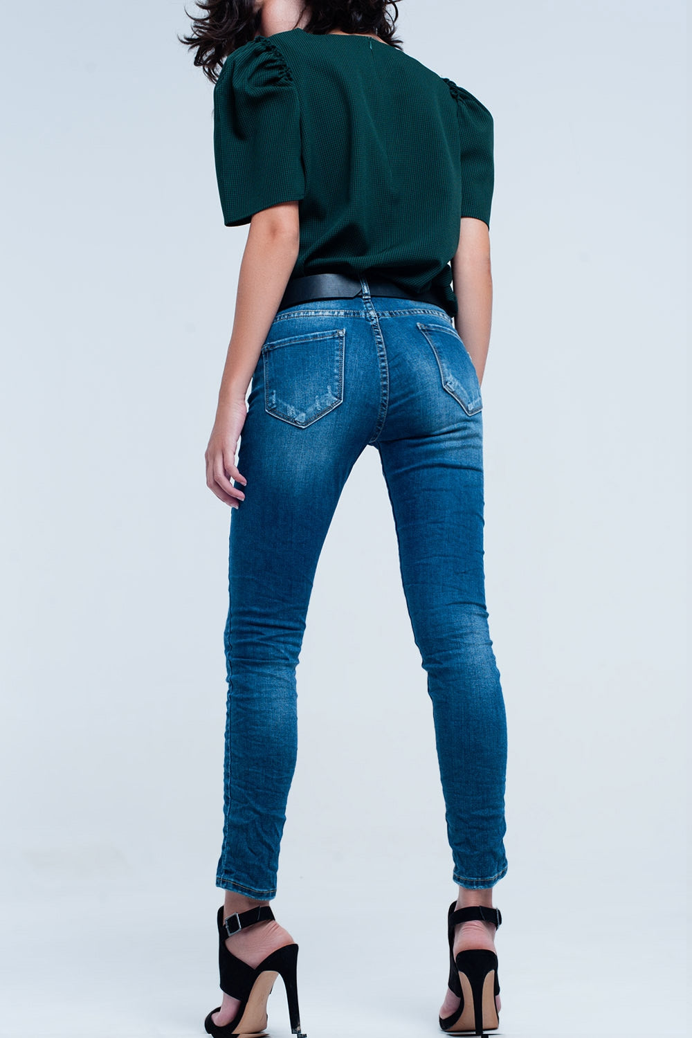Pantalon vaquero ajustado con rasgaduras