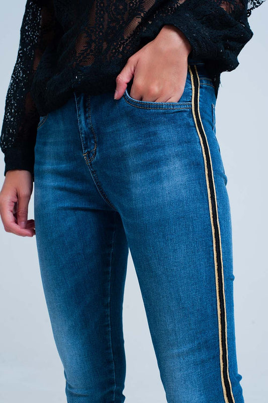 Q2 Pantalon vaquero azul con banda lateral dorada y negra