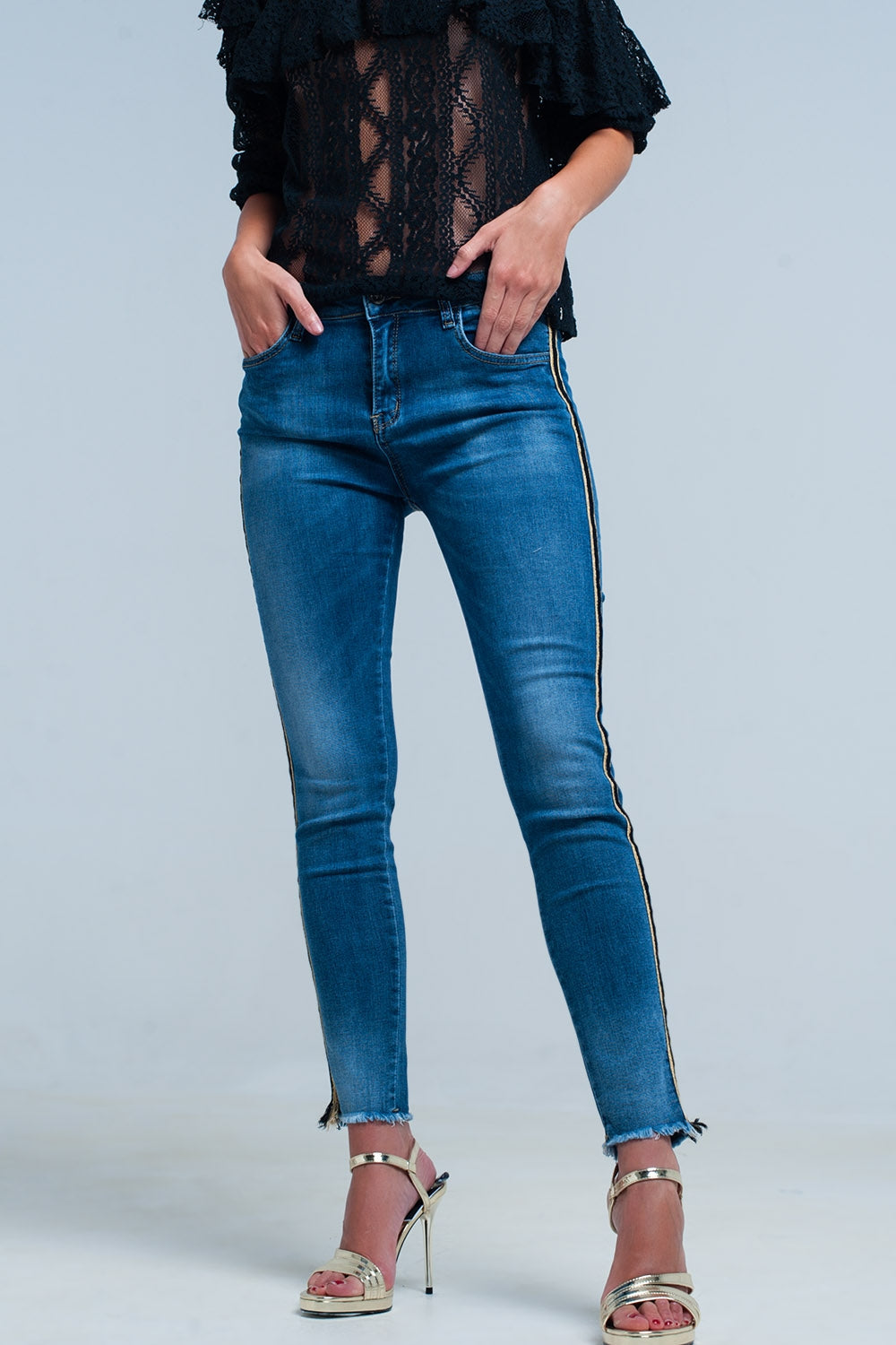 Pantalon vaquero azul con banda lateral dorada y negra