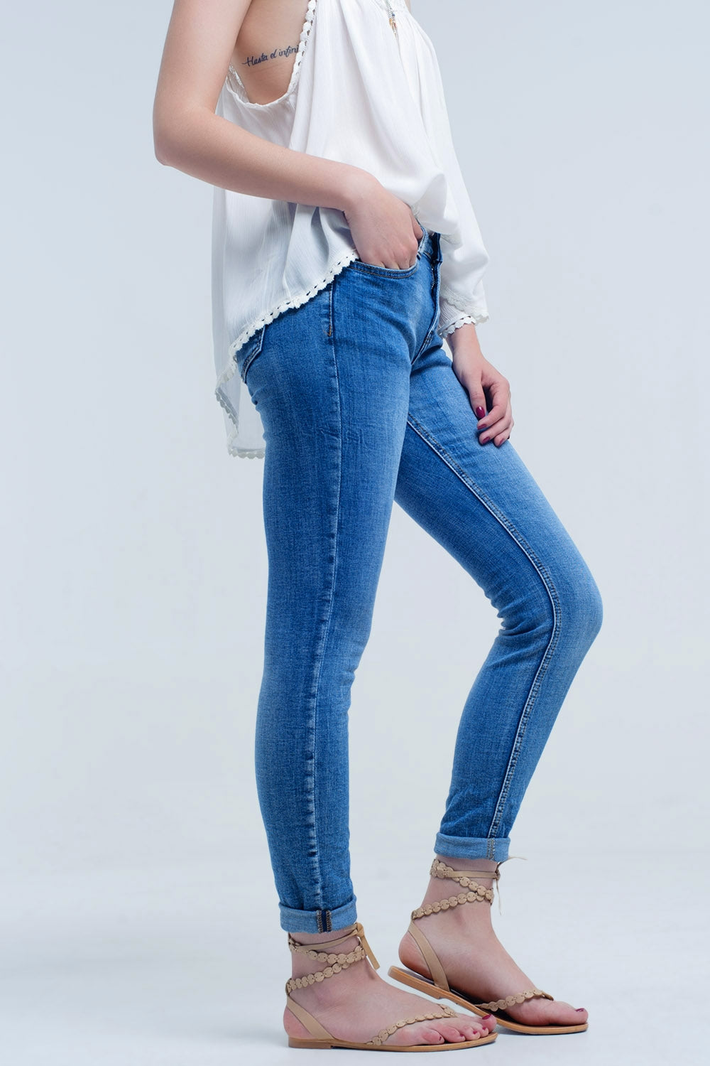 Pantalon vaquero báscio con bolsillos