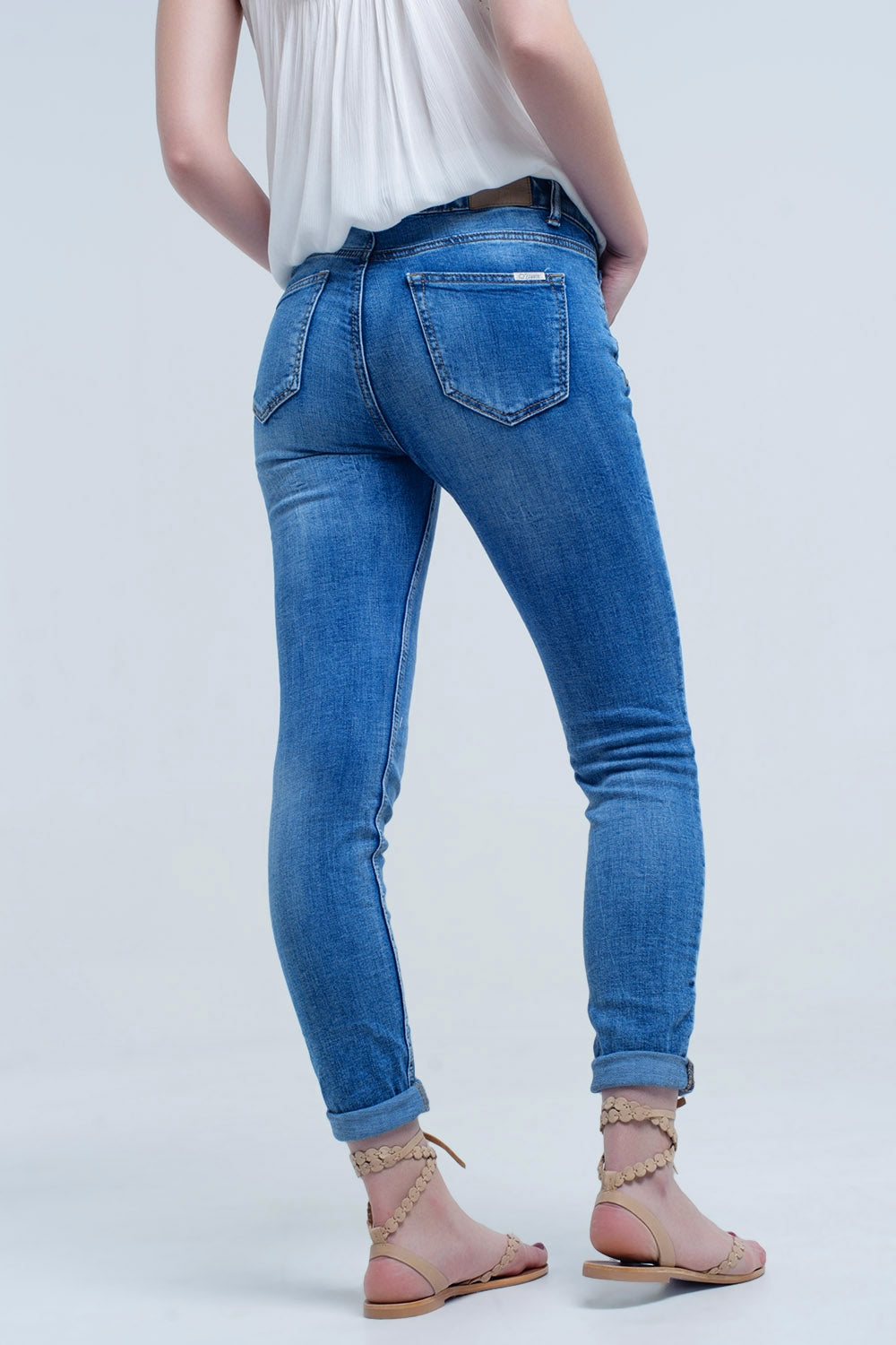 Pantalon vaquero báscio con bolsillos
