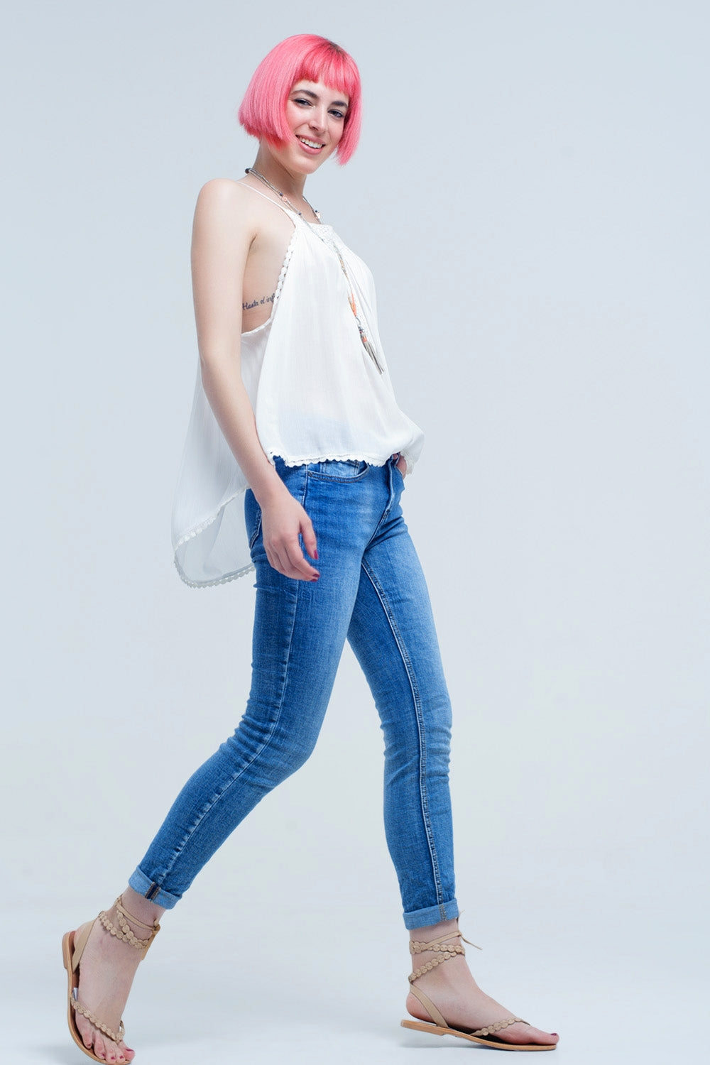 Pantalon vaquero báscio con bolsillos