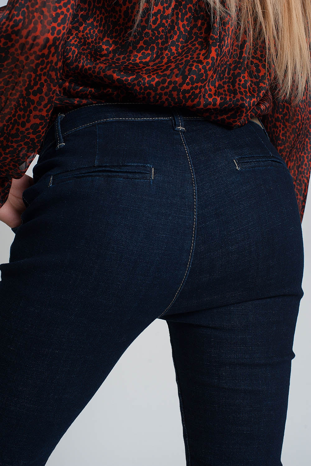 Pantalon vaquero estilo chino de corte pitillo
