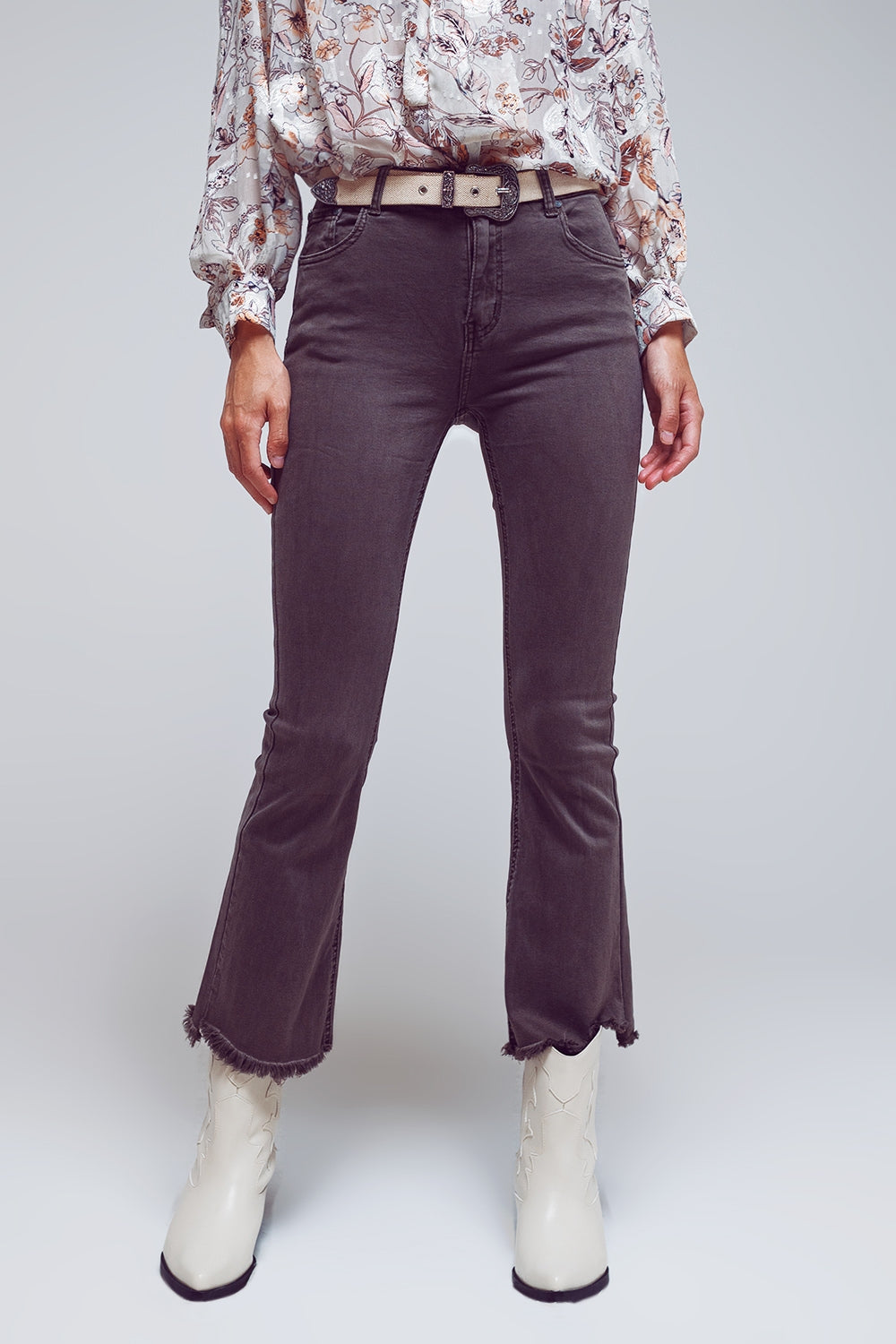 Pantalones acampanados con borde de dobladillo sin rematar en gris oscuro